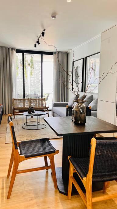 Newton's Place - Luxury Styled 2 Bd Apartamento