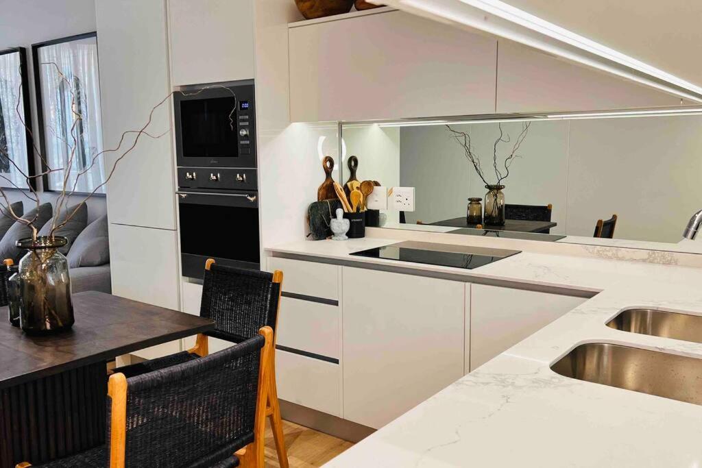 Newton's Place - Luxury Styled 2 Bd Midrand